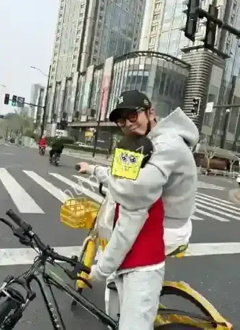 黄晓明假期陪儿子骑行违规曝光